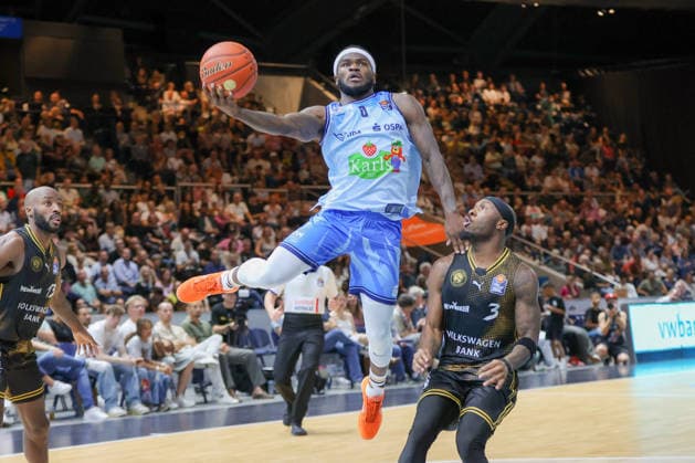 27.09.2026, xgox, Basketball - easyCredit BBL, Basketball Loewen Braunschweig - Rostock Seawolves emspor, v.l. TJ Crockett Jr (Rostock, 0), Dejour Reaves (Braunschweig, 3) Zweikampf, Duell, Kampf, tackle Braunschweig