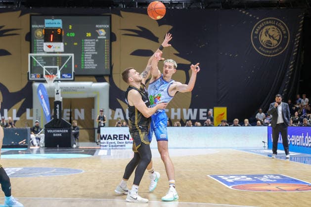 27.09.2026, xgox, Basketball - easyCredit BBL, Basketball Loewen Braunschweig - Rostock Seawolves emspor, v.l. Ferdinand Zylka (Braunschweig, 6), Philipp Hartwich (Rostock, 7) Zweikampf, Duell, Kampf, tackle Braunschweig