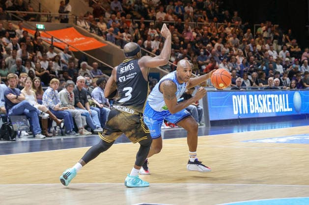 27.09.2026, xgox, Basketball - easyCredit BBL, Basketball Loewen Braunschweig - Rostock Seawolves emspor, v.l. Dejour Reaves (Braunschweig, 3), DeAndre Lansdowne (Rostock, 9) Zweikampf, Duell, Kampf, tackle Braunschweig