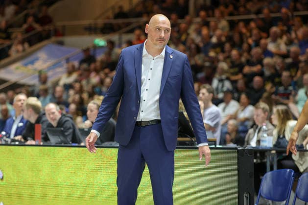 27.09.2026, xgox, Basketball - easyCredit BBL, Basketball Loewen Braunschweig - Rostock Seawolves emspor, v.l. Przemyslaw Frasunkiewicz (Rostock, Trainer) en Braunschweig