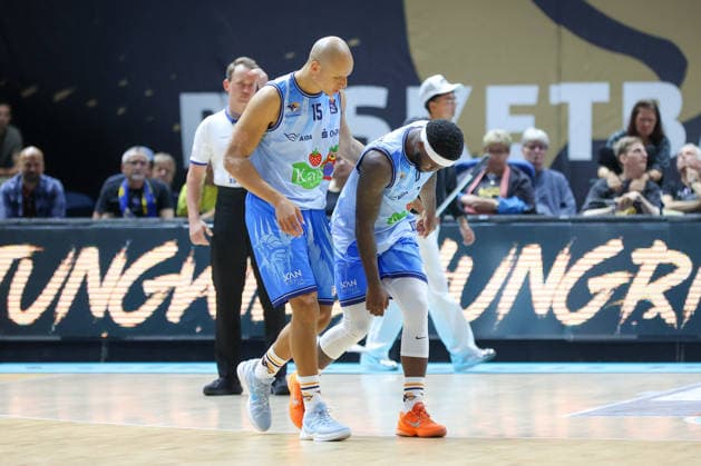 27.09.2026, xgox, Basketball - easyCredit BBL, Basketball Loewen Braunschweig - Rostock Seawolves emspor, v.l. TJ Crockett Jr (Rostock, 0) verletzt, Verletzung an der Schulter Braunschweig