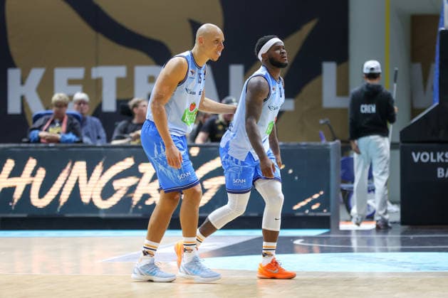 27.09.2026, xgox, Basketball - easyCredit BBL, Basketball Loewen Braunschweig - Rostock Seawolves emspor, v.l. TJ Crockett Jr (Rostock, 0) verletzt, Verletzung an der Schulter Braunschweig