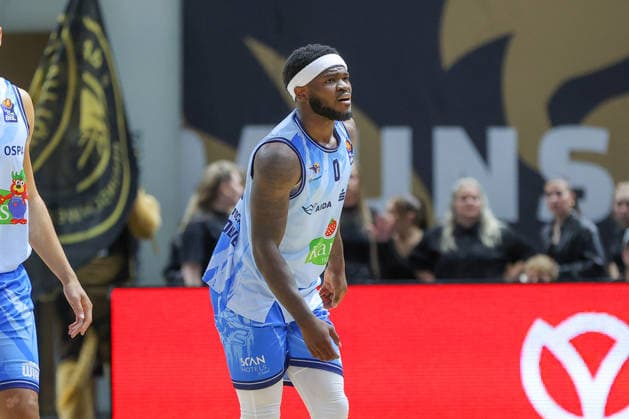 27.09.2026, xgox, Basketball - easyCredit BBL, Basketball Loewen Braunschweig - Rostock Seawolves emspor, v.l. TJ Crockett Jr (Rostock, 0) verletzt, Verletzung an der Schulter Braunschweig