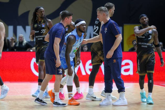 27.09.2026, xgox, Basketball - easyCredit BBL, Basketball Loewen Braunschweig - Rostock Seawolves emspor, v.l. TJ Crockett Jr (Rostock, 0) verletzt, Verletzung an der Schulter Braunschweig