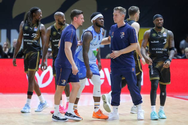27.09.2026, xgox, Basketball - easyCredit BBL, Basketball Loewen Braunschweig - Rostock Seawolves emspor, v.l. TJ Crockett Jr (Rostock, 0) verletzt, Verletzung an der Schulter Braunschweig