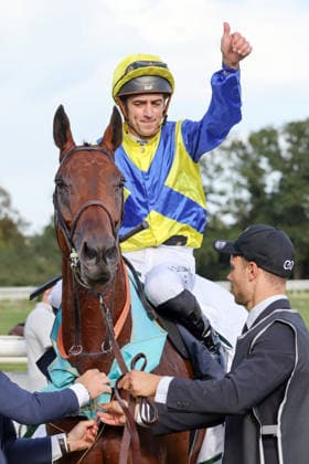 27.09.2026, Koeln, Nordrhein-Westfalen, GER - Goliath mit Christophe Soumillon nach dem Sieg im 64. Preis von Europa. Galopprennbahn Koeln-Weidenpesch. (Pferd, Jockey, Goliath, Soumillon, Sieg) 260927SG993KOELN.JPG