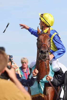 27.09.2026, Koeln, Nordrhein-Westfalen, GER - Jockey Christophe Soumillon wirft nach dem Sieg im 64. Preis von Europa auf Goliath seine Peitsche ins Publikum. Galopprennbahn Koeln-Weidenpesch. (Pferd, Jockey, Goliath, Soumillon, Sieg, Peitsche, werfen) 260927SG994KOELN.JPG
