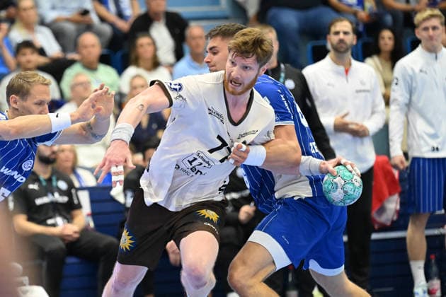 27.09.2026,GER, Handball, Herren, Opel HBL, Saison 2026 2027, 6. Spieltag, VfL Gummersbach vs. Bergischer HC Johannes Wasielewski (BHC 77), im Zweikampf gegen Å tÄ›pan Zeman (VfL Gummersbach 66), DFB DFL regulations prohibit any use of photographs as image sequences and or quasi-video Gummersbach SCHWALBE arena NRW Deutschland Germany Copyright: xNordphoto Meuterx