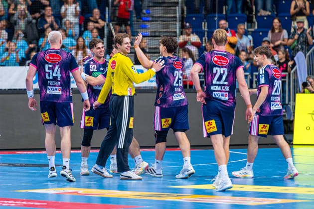 Die RECKEN feiern (v.l.), TSV Hannover-Burgdorf (blau) gegen FRISCH AUF! Göppingen (grün) am 6. Spieltag der Saison 2026 2027 in der Opel Handball-Bundesliga (27.09.2026, ZAG Arena (Hannover, GER), Copyright: xJanxGuentherx xTSVxHannover-Burgdorfx