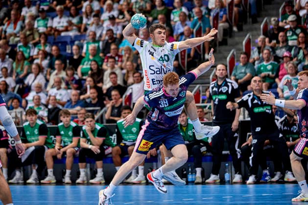 Elias Newel (FRISCH AUF Goeppingen 40) Lukas Stutzke (TSV Hannover-Burgdorf DIE RECKEN 39) TSV Hannover-Burgdorf - vs. FRISCH AUF Goeppingen, Handball Bundesliga, HBL, Saison 2026 2027 27.09.2026 -Pressefoto Jan-Frederic Helbig TSV Hannover-Burgdorf - vs. FRISCH AUF Goeppingen, Handball Bundesliga, HBL, ZAG Arena, Opel Handball-Bundesliga, Saison 2026 2027, 27.09.2026 Hannover Copyright: xEibner-Pressefoto Jan-FredericxHelbigx EP_JHG