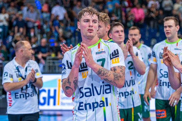Victor Klöve (FRISCH AUF! Göppingen, Nr. 7) (v.l.), TSV Hannover-Burgdorf (blau) gegen FRISCH AUF! Göppingen (grün) am 6. Spieltag der Saison 2026 2027 in der Opel Handball-Bundesliga (27.09.2026, ZAG Arena (Hannover, GER), Copyright: xJanxGuentherx xTSVxHannover-Burgdorfx