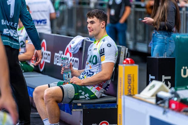 Elias Newel (FRISCH AUF! Göppingen, Nr. 40) (v.l.), TSV Hannover-Burgdorf (blau) gegen FRISCH AUF! Göppingen (grün) am 6. Spieltag der Saison 2026 2027 in der Opel Handball-Bundesliga (27.09.2026, ZAG Arena (Hannover, GER), Copyright: xJanxGuentherx xTSVxHannover-Burgdorfx