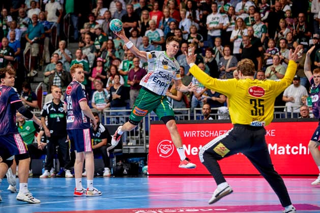 Oskar Sunnefeldt (FRISCH AUF Goeppingen 27) Joel Birlehm (TSV Hannover-Burgdorf DIE RECKEN 35) TSV Hannover-Burgdorf - vs. FRISCH AUF Goeppingen, Handball Bundesliga, HBL, Saison 2026 2027 27.09.2026 -Pressefoto Jan-Frederic Helbig TSV Hannover-Burgdorf - vs. FRISCH AUF Goeppingen, Handball Bundesliga, HBL, ZAG Arena, Opel Handball-Bundesliga, Saison 2026 2027, 27.09.2026 Hannover Copyright: xEibner-Pressefoto Jan-FredericxHelbigx EP_JHG