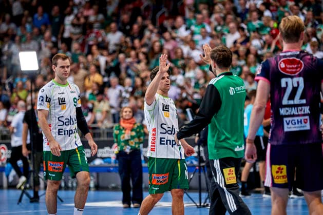Rutger Ten Velde (FRISCH AUF Goeppingen 5) abklatschen nach Niederlage TSV Hannover-Burgdorf - vs. FRISCH AUF Goeppingen, Handball Bundesliga, HBL, Saison 2026 2027 27.09.2026 -Pressefoto Jan-Frederic Helbig TSV Hannover-Burgdorf - vs. FRISCH AUF Goeppingen, Handball Bundesliga, HBL, ZAG Arena, Opel Handball-Bundesliga, Saison 2026 2027, 27.09.2026 Hannover Copyright: xEibner-Pressefoto Jan-FredericxHelbigx EP_JHG