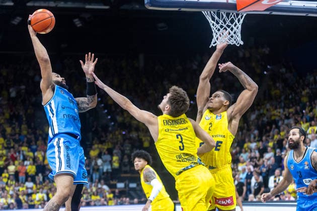 Oldenburg, Niedersachsen, DEU, 27.09.2026, David Muenkat (links, Veolia Towers Hamburg), Zachary Ensminger (Mitte, EWE Baskets Oldenburg) und Demajeo Wiggins (rechts, EWE Baskets Oldenburg). EWE Baskets Oldenburg vs. Veolia Towers Hamburg. Basketball. 1. Basketball-Bundesliga Saison 2026 2027, 3. Spieltag, Grosse EWE Arena. EWE Baskets Oldenburg vs. Veolia Towers Hamburg