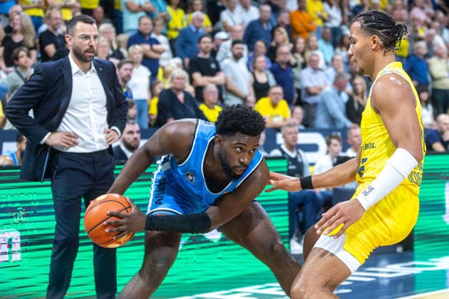 Oldenburg, Niedersachsen, DEU, 27.09.2026, Trey Wade (links, Veolia Towers Hamburg) und Nicholas Tischler (rechts, EWE Baskets Oldenburg). EWE Baskets Oldenburg vs. Veolia Towers Hamburg. Basketball. 1. Basketball-Bundesliga Saison 2026 2027, 3. Spieltag, Grosse EWE Arena. EWE Baskets Oldenburg vs. Veolia Towers Hamburg