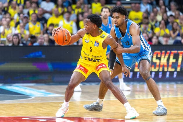Oldenburg, Niedersachsen, DEU, 27.09.2026, Jeremy Roach (links, EWE Baskets Oldenburg) und Nicolas Pavrette (rechts, Veolia Towers Hamburg), EWE Baskets Oldenburg vs. Veolia Towers Hamburg. Basketball. 1. Basketball-Bundesliga Saison 2026 2027, 3. Spieltag, Grosse EWE Arena. EWE Baskets Oldenburg vs. Veolia Towers Hamburg