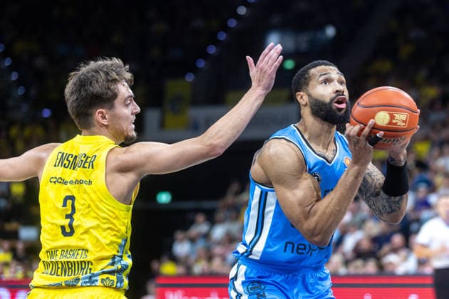 Oldenburg, Niedersachsen, DEU, 27.09.2026, David Muenkat (rechts, Veolia Towers Hamburg) und Zachary Ensminger (links, EWE Baskets Oldenburg). EWE Baskets Oldenburg vs. Veolia Towers Hamburg. Basketball. 1. Basketball-Bundesliga Saison 2026 2027, 3. Spieltag, Grosse EWE Arena. EWE Baskets Oldenburg vs. Veolia Towers Hamburg