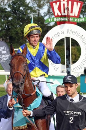 27.09.2026, Koeln, Nordrhein-Westfalen, GER - Goliath mit Christophe Soumillon nach dem Sieg im 64. Preis von Europa. Galopprennbahn Koeln-Weidenpesch. (Pferd, Jockey, Goliath, Soumillon, Sieg) 260927S893KOELN.JPG