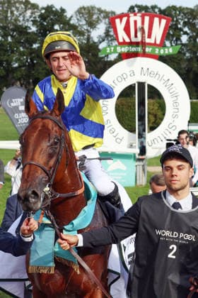 27.09.2026, Koeln, Nordrhein-Westfalen, GER - Goliath mit Christophe Soumillon nach dem Sieg im 64. Preis von Europa. Galopprennbahn Koeln-Weidenpesch. (Pferd, Jockey, Goliath, Soumillon, Sieg) 260927S894KOELN.JPG
