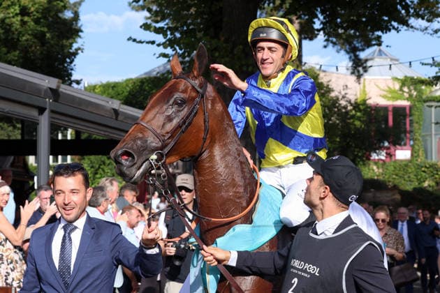 27.09.2026, Koeln, Nordrhein-Westfalen, GER - Goliath mit Christophe Soumillon nach dem Sieg im 64. Preis von Europa. Galopprennbahn Koeln-Weidenpesch. (Pferd, Jockey, Goliath, Soumillon, Sieg) 260927S896KOELN.JPG