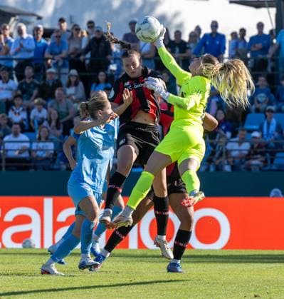 Fußball, Frauen, Saison 2026 2027, DFB-Pokal (1. Runde), FC Viktoria 89 Berlin - Bayer Leverkusen, v. l. Lumbardha Misini (Bayer 04 Leverkusen), Torfrau Michele Tschudin (FC Viktoria 1889 Berlin), 27.09. 2026, Copyright: xMatthiasxKochx