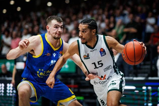 Jordan Roland (Gladiators Trier) im Zweikampf mit Lorenz Bank (Science City Jena), Aktion Action Vet Concept Gladiators Trier vs Science City Jena, Basketball, easyCredit BBL, 2. Spieltag, Saison 2026 2027, 27.09.2026 Vet Concept Gladiators Trier vs Science City Jena, Basketball, easyCredit BBL, 2. Spieltag, Saison 2026 2027, 27.09.2026 Copyright: xEibnerxPressefotox EP_ANS