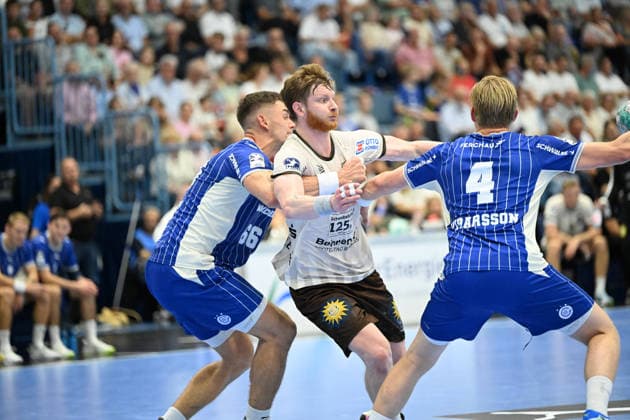 27.09.2026,GER, Handball, Herren, Opel HBL, Saison 2026 2027, 6. Spieltag, VfL Gummersbach vs. Bergischer HC Johannes Wasielewski (BHC 77), im Zweikampf gegen Štěpan Zeman (VfL Gummersbach 66), Elliði Snaer Viðarsson (VfL Gummersbach 4), DFB DFL regulations prohibit any use of photographs as image sequences and or quasi-video Gummersbach SCHWALBE arena NRW Deutschland Germany Copyright: xNordphoto Meuterx
