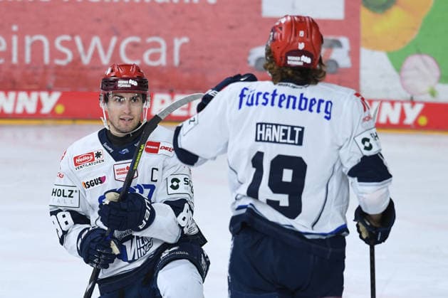 Eishockey Penny DEL 4. Spieltag Krefeld Pinguine - Schwenninger Wild Wings am 27.09.2026 in der Yayla Arena in Krefeld Torjubel zum 0:1 durch Kyle Platzer ( Schwenningen ) Gemäß den Vorgaben der DEL Deutsche Eishockey Liga ist die Publikation und Weiterverwertung der Aufnahmen in elektronischen Medien und Endgeräten aller Art während des laufenden Spiels nicht zulässig.
