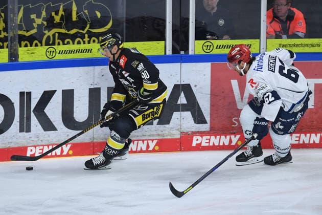 Eishockey Penny DEL 4. Spieltag Krefeld Pinguine - Schwenninger Wild Wings am 27.09.2026 in der Yayla Arena in Krefeld Adam Payerl ( Krefeld ), links - Thomas Schemitsch ( Schwenningen ), rechts Gemäß den Vorgaben der DEL Deutsche Eishockey Liga ist die Publikation und Weiterverwertung der Aufnahmen in elektronischen Medien und Endgeräten aller Art während des laufenden Spiels nicht zulässig.