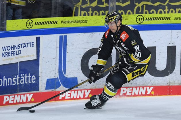 Eishockey Penny DEL 4. Spieltag Krefeld Pinguine - Schwenninger Wild Wings am 27.09.2026 in der Yayla Arena in Krefeld Adam Payerl ( Krefeld ) Gemäß den Vorgaben der DEL Deutsche Eishockey Liga ist die Publikation und Weiterverwertung der Aufnahmen in elektronischen Medien und Endgeräten aller Art während des laufenden Spiels nicht zulässig.