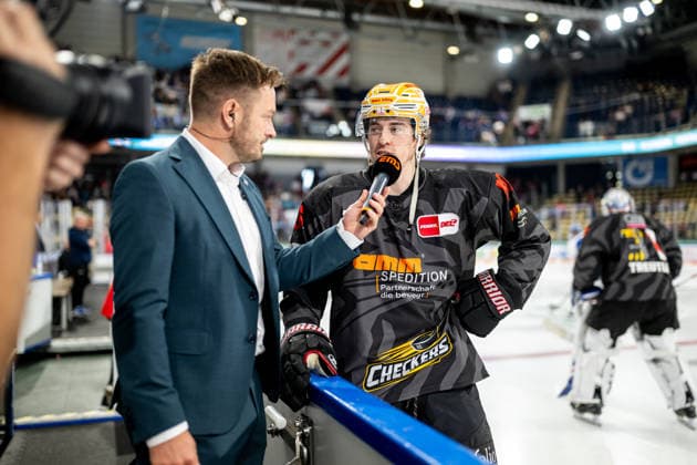 27.09.2026 - Eishockey - Saison 2026 2027 - Penny DEL - Nürnberg Ice Tigers Icetigers - Straubing Tigers - ThHa - xthxhax - Austin Magera (19, Nürnberg Ice Tigers, NIT ) Christian Rupp (Stadionsprecher, Nürnberg Ice Tigers, NIT ) im Interview