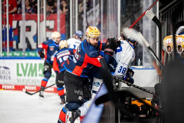 27.09.2026 - Eishockey - Saison 2026 2027 - Penny DEL - Nürnberg Ice Tigers Icetigers - Straubing Tigers - ThHa - xthxhax - Greg Meireles (43, Nürnberg Ice Tigers, NIT ) Check gegen Stefan Loibl (38, Straubing Tigers )