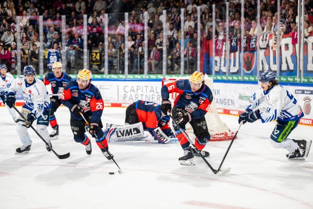 27.09.2026 - Eishockey - Saison 2026 2027 - Penny DEL - Nürnberg Ice Tigers Icetigers - Straubing Tigers - ThHa - xthxhax - Jackson Cates (26, Nürnberg Ice Tigers, NIT ) und Julius Karrer (6, Nürnberg Ice Tigers, NIT ) retten