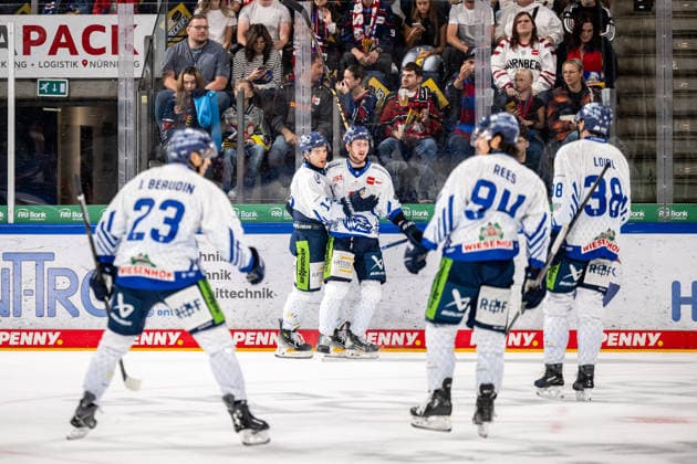 27.09.2026 - Eishockey - Saison 2026 2027 - Penny DEL - Nürnberg Ice Tigers Icetigers - Straubing Tigers - ThHa - xthxhax - Torjubel, Freude Straubing Tigers, Tyler Madden (18, Straubing Tigers ) und Teamkollegen jubeln
