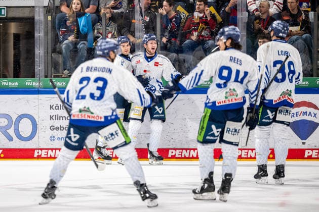 27.09.2026 - Eishockey - Saison 2026 2027 - Penny DEL - Nürnberg Ice Tigers Icetigers - Straubing Tigers - ThHa - xthxhax - Torjubel, Freude Straubing Tigers, Tyler Madden (18, Straubing Tigers ) und Teamkollegen jubeln
