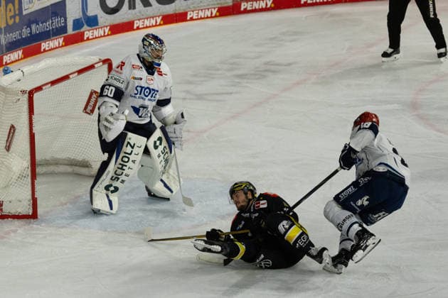 Krefeld, Deutschland 27. September 2026: PENNY DEL - 2026 2027 - Sp. 4 - Krefeld Pinguine gegen Schwenninger Wild Wings Im Bild: v.li.Torhüter Joacim Eriksson (Schwenningen), Yannick Proske (Krefeld)und Eric Cornel (Schwenningen) YAYLA ARENA Nordrhein Westfalen Copyright: xFotostandx xGoertzx