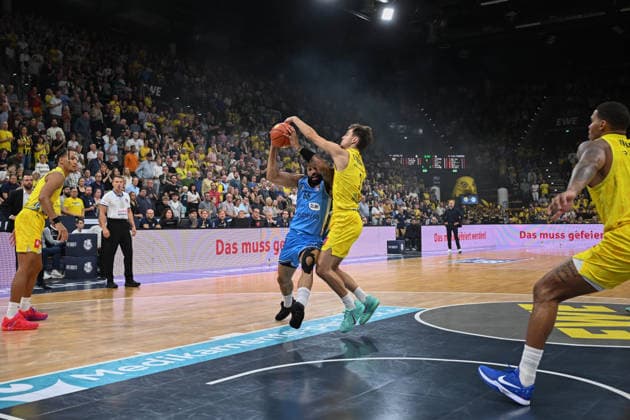 27.09.2026, GER, Basketball, Bundesliga 3.Spieltag, Saison 2026 2027, Oldenburg, EWE Arena, EWE Baskets Oldenburg vs Veolia Towers Hamburg David MUENKAT ( Veolia Towers Hamburg 55 ) Zach ENSMINGER ( EWE Baskets Oldenburg 3 ) Oldenburg EWE Arena Niedersachsen Deutschland Copyright: xnordphotoxGmbHx xRojahnx