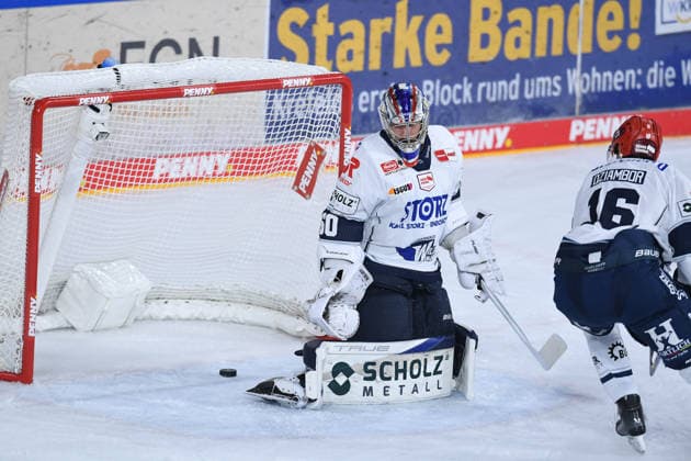 Eishockey Penny DEL 4. Spieltag Krefeld Pinguine - Schwenninger Wild Wings am 27.09.2026 in der Yayla Arena in Krefeld Tor zum 1:1 durch Adam Payerl ( Krefeld ) Gemäß den Vorgaben der DEL Deutsche Eishockey Liga ist die Publikation und Weiterverwertung der Aufnahmen in elektronischen Medien und Endgeräten aller Art während des laufenden Spiels nicht zulässig.