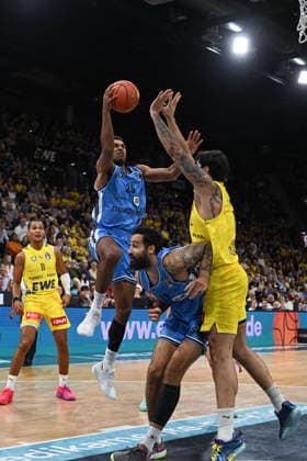 27.09.2026, GER, Basketball, Bundesliga 3.Spieltag, Saison 2026 2027, Oldenburg, EWE Arena, EWE Baskets Oldenburg vs Veolia Towers Hamburg Kenneth OGBE ( Veolia Towers Hamburg 25 ) Nicholas TISCHLER ( EWE Baskets Oldenburg 11 ) Martin BREUNING ( Veolia Towers Hamburg 13 ) Marcel KEßEN ( EWE Baskets Oldenburg 15 ) Oldenburg EWE Arena Niedersachsen Deutschland Copyright: xnordphotoxGmbHx xRojahnx