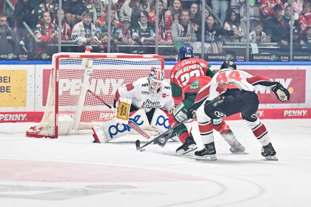 Penny DEL; Augsburger Panther - Kölner Haie, 27.09.2026 AUGSBURG, GERMANY; 27. SEPTEMBER: Tim WOHLGEMUTH (Augsburger Panther 33) kann von Robin PRESS (Kölner Haie 94) nur durch ein Foul gebremst werden während dem Match der Penny DEL zwischen den Augsburger Panthern und den Kölner Haien am 4. Spieltag im Curt Frenzel Stadion Copyright: xBEAUTIFULxSPORTS Goldbergx
