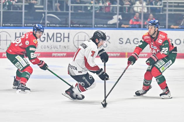 Penny DEL; Augsburger Panther - Kölner Haie, 27.09.2026 AUGSBURG, GERMANY; 27. SEPTEMBER: im Duell Daniel FISCHBUCH (Kölner Haie 71) und Noel HOEFENMAYER (Augsburger Panther 22) während dem Match der Penny DEL zwischen den Augsburger Panthern und den Kölner Haien am 4. Spieltag im Curt Frenzel Stadion Copyright: xBEAUTIFULxSPORTS Goldbergx