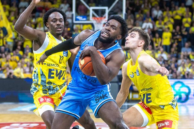 Oldenburg, Niedersachsen, DEU, 27.09.2026, Noah Thomasson (Mitte, Veolia Towers Hamburg), JaQualyn Gilbreath (links, EWE Baskets Oldenburg) und Zachary Ensminger (rechts, EWE Baskets Oldenburg). EWE Baskets Oldenburg vs. Veolia Towers Hamburg. Basketball. 1. Basketball-Bundesliga Saison 2026 2027, 3. Spieltag, Grosse EWE Arena. EWE Baskets Oldenburg vs. Veolia Towers Hamburg