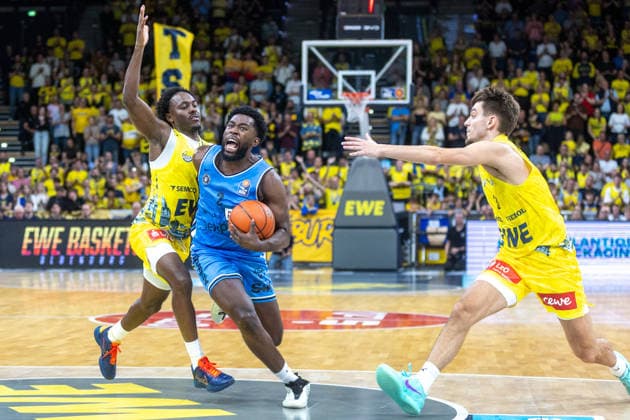 Oldenburg, Niedersachsen, DEU, 27.09.2026, Noah Thomasson (Mitte, Veolia Towers Hamburg), JaQualyn Gilbreath (links, EWE Baskets Oldenburg) und Zachary Ensminger (rechts, EWE Baskets Oldenburg). EWE Baskets Oldenburg vs. Veolia Towers Hamburg. Basketball. 1. Basketball-Bundesliga Saison 2026 2027, 3. Spieltag, Grosse EWE Arena. EWE Baskets Oldenburg vs. Veolia Towers Hamburg