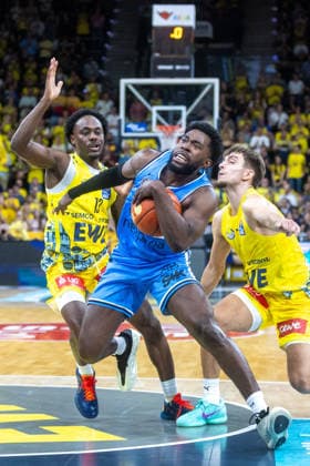 Oldenburg, Niedersachsen, DEU, 27.09.2026, Noah Thomasson (Mitte, Veolia Towers Hamburg), JaQualyn Gilbreath (links, EWE Baskets Oldenburg) und Zachary Ensminger (rechts, EWE Baskets Oldenburg). EWE Baskets Oldenburg vs. Veolia Towers Hamburg. Basketball. 1. Basketball-Bundesliga Saison 2026 2027, 3. Spieltag, Grosse EWE Arena. EWE Baskets Oldenburg vs. Veolia Towers Hamburg