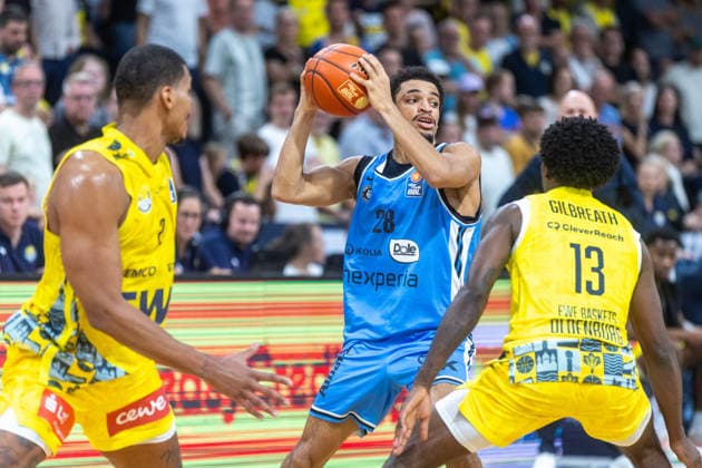 Oldenburg, Niedersachsen, DEU, 27.09.2026, Mathys Kangudia (Mitte, Veolia Towers Hamburg), JaQualyn Gilbreath (rechts, EWE Baskets Oldenburg) und Demajeo Wiggins (links, EWE Baskets Oldenburg). EWE Baskets Oldenburg vs. Veolia Towers Hamburg. Basketball. 1. Basketball-Bundesliga Saison 2026 2027, 3. Spieltag, Grosse EWE Arena. EWE Baskets Oldenburg vs. Veolia Towers Hamburg