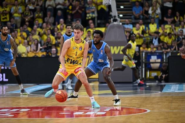 27.09.2026, GER, Basketball, Bundesliga 3.Spieltag, Saison 2026 2027, Oldenburg, EWE Arena, EWE Baskets Oldenburg vs Veolia Towers Hamburg Zach ENSMINGER ( EWE Baskets Oldenburg 3 ) Noah THOMASSON ( Veolia Towers Hamburg 2 ) Oldenburg EWE Arena Niedersachsen Deutschland Copyright: xnordphotoxGmbHx xRojahnx