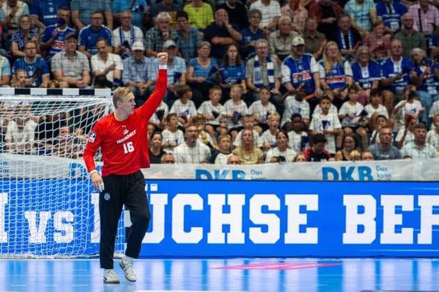 Bertram Obling feiert eine Parade, Torwart, (VfL Gummersbach 16), VfL Gummersbach vs. Bergischer Handball Club 06, Opel Handball Bundesliga, Herren , 6. Spieltag, 27.09.2026 Gummersbach NRW Deutschland