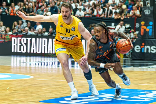 Chemnitz, Deutschland 27. September 2026: 1. BBL - 2026 2027 - Sp. 3 - Niners Chemnitz gegen Phoenix Hagen Im Bild: v. li. im Zweikampf Fabian Bleck (Hagen) und Cobe Williams (Niners) Copyright: xFotostandx xNachtigallx