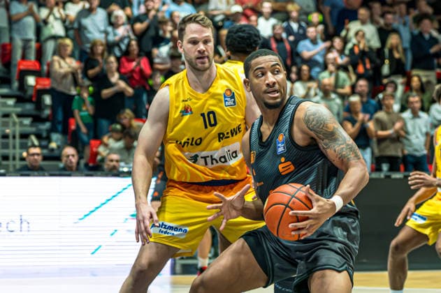 Chemnitz, Deutschland 27. September 2026: 1. BBL - 2026 2027 - Sp. 3 - Niners Chemnitz gegen Phoenix Hagen Im Bild: v. li. im Zweikampf Fabian Bleck (Hagen) und Nighael Ceaser (Niners) Copyright: xFotostandx xNachtigallx